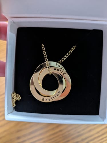 Customer photo review of Collier avec cercles de noms entrelacés