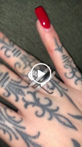 Customer video review of DREIREIHIGER „LOVE, SMILE, Happiness “ RING MIT SICHERHEITSNADEL