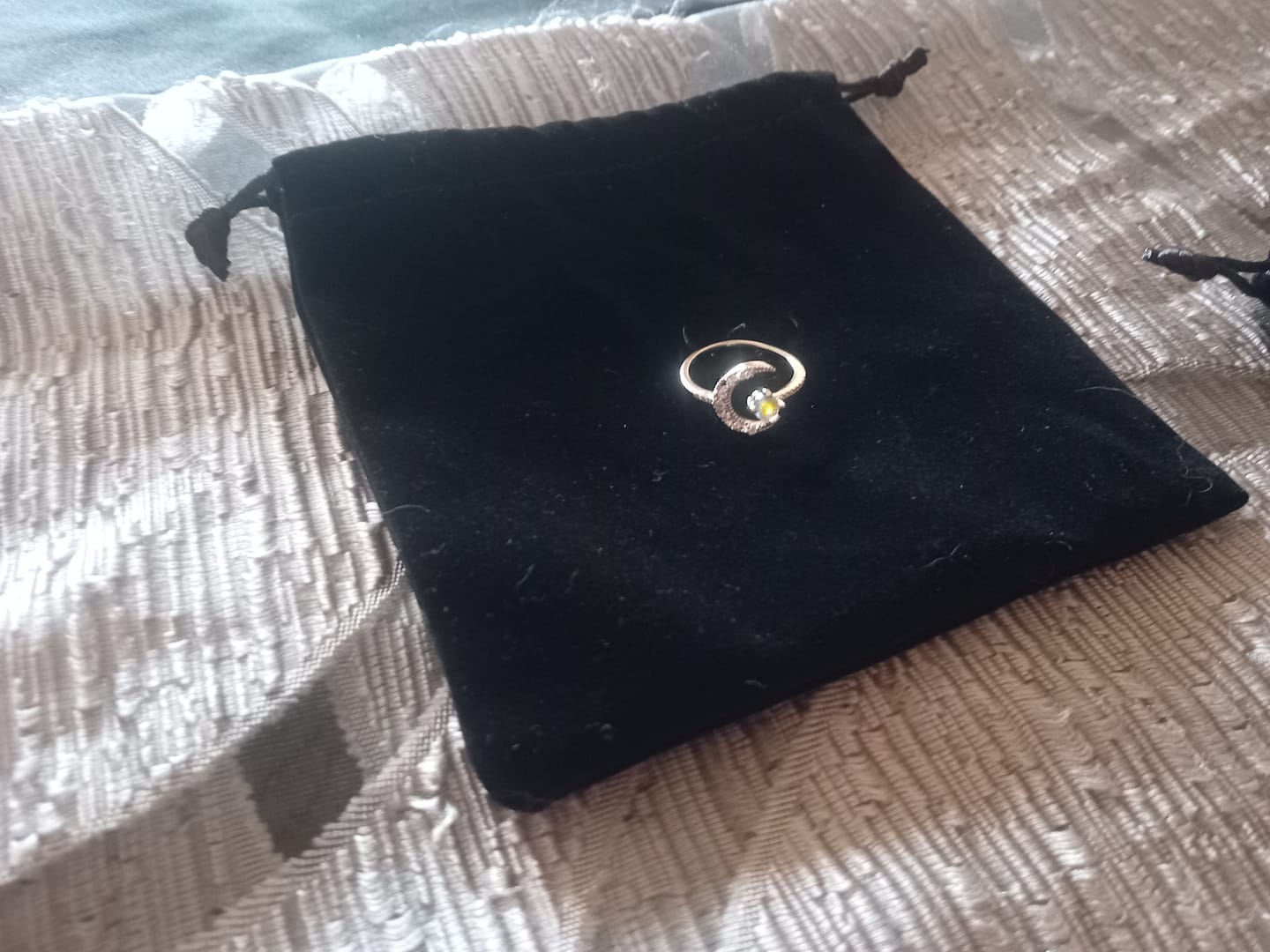 Customer photo review of Bague ajustable ouverte en forme de croissant simple avec pierre de lune Olivenorma