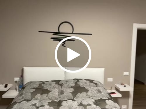 Customer video review of Décoration Murale en Métal - Femme aux cheveux bouclés