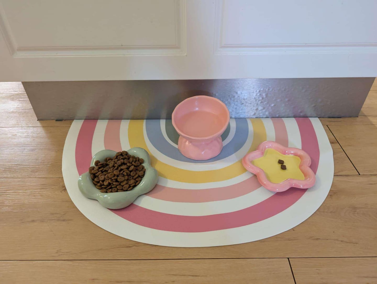 Customer photo review of Flower-Shaped Ceramic Pet Food Plate Cat Bowl