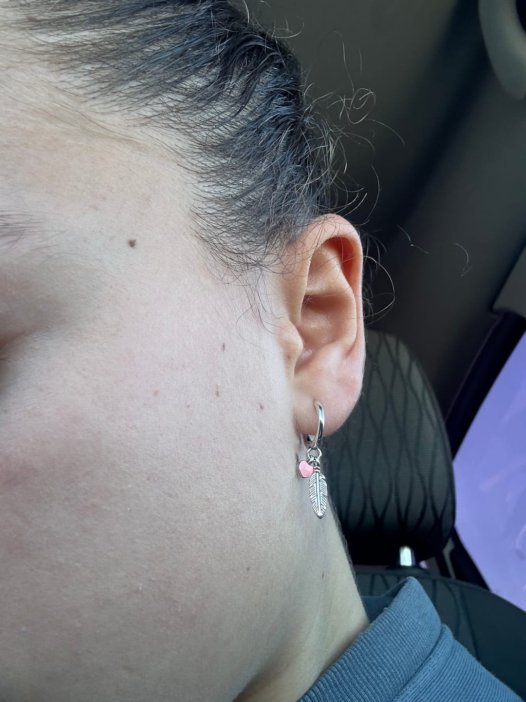 Customer photo review of Pendientes Plumas de Amor