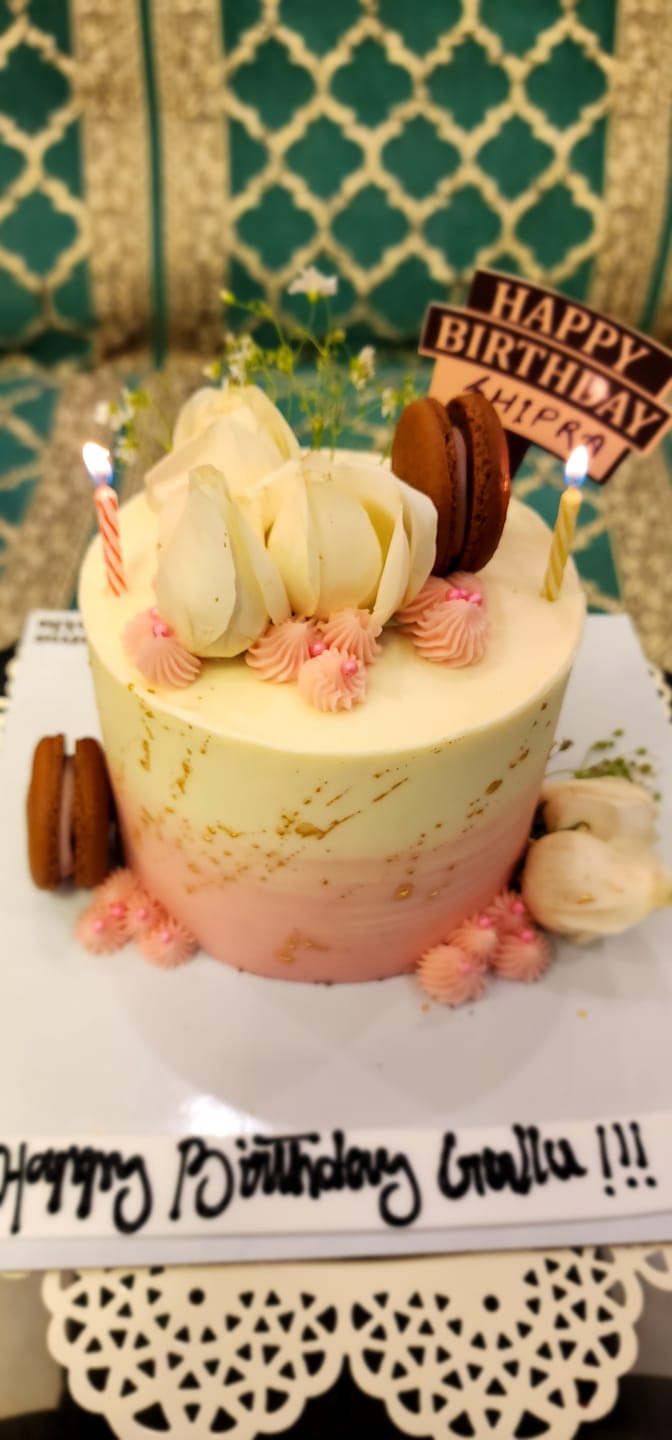 Customer photo review of Macaron Splash Cake
