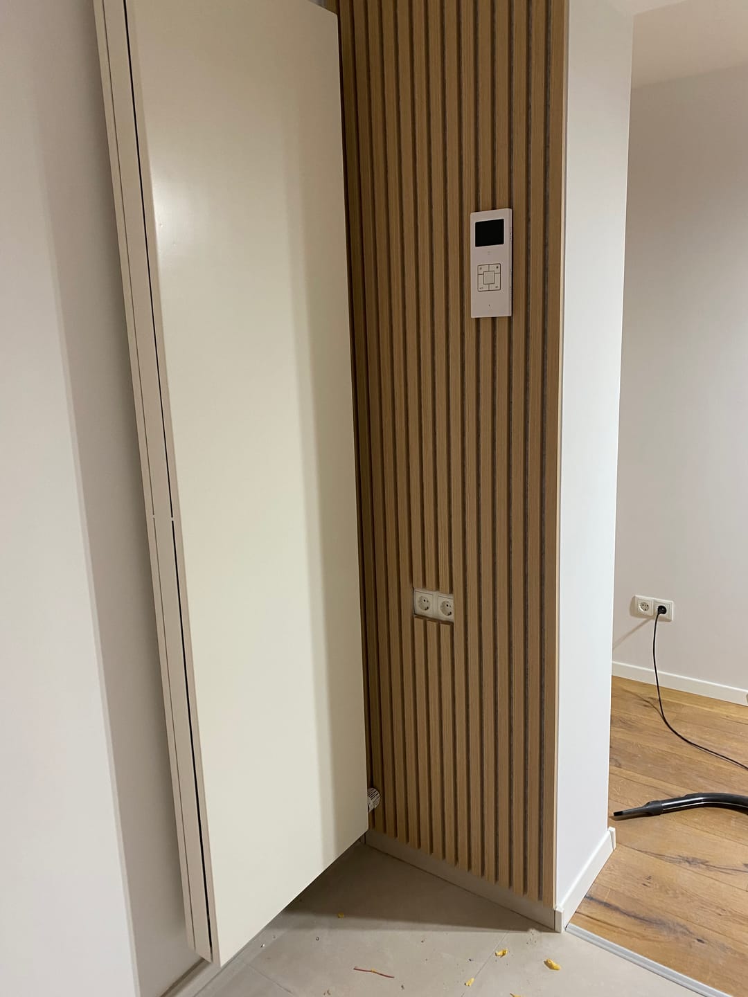 Customer photo review of Akustikpaneele Natürliche Eiche mit Filz Grau - 240 cm x 60 cm