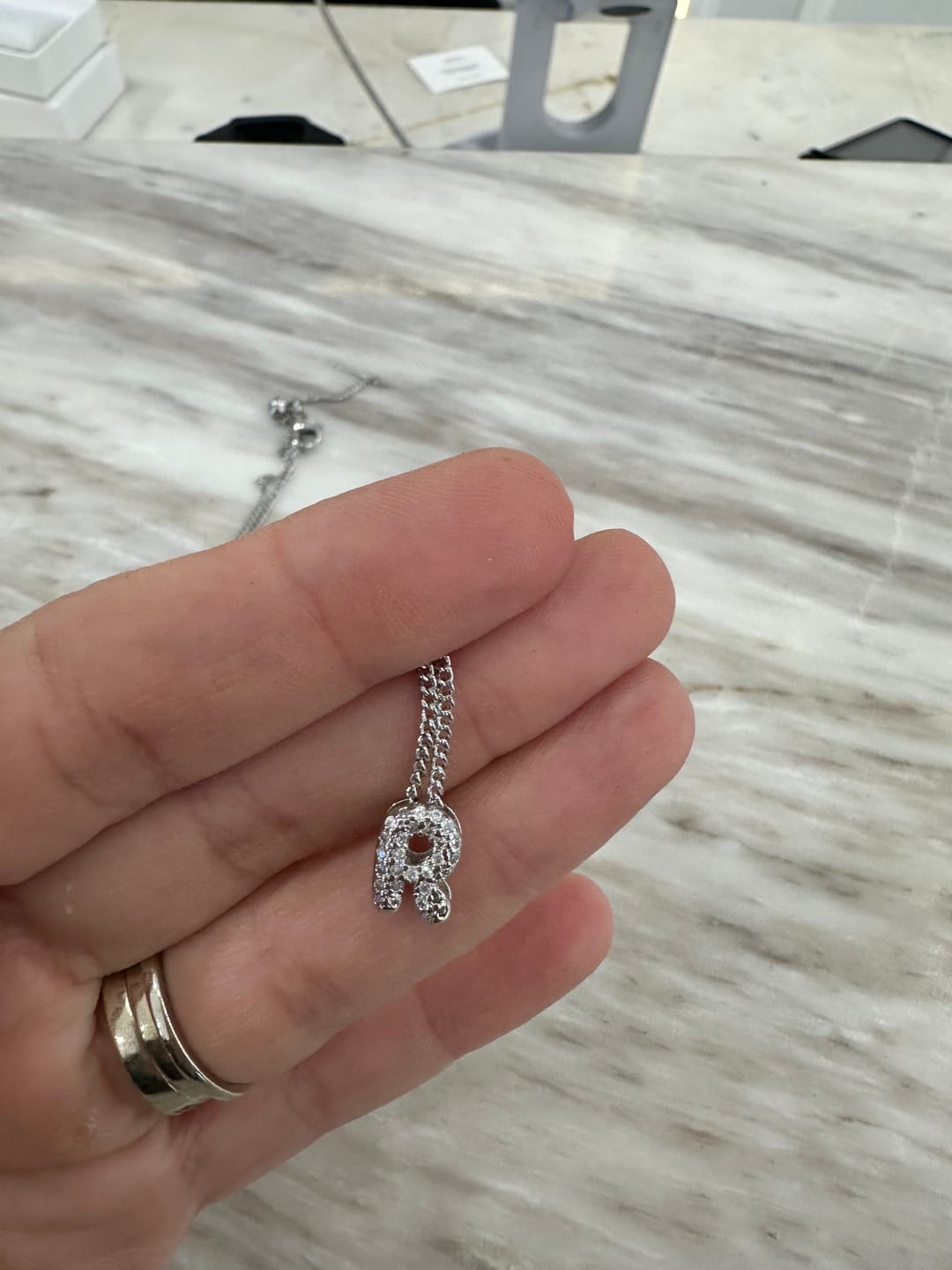 Customer photo review of Collar Plateado Mini Inicial Bubble