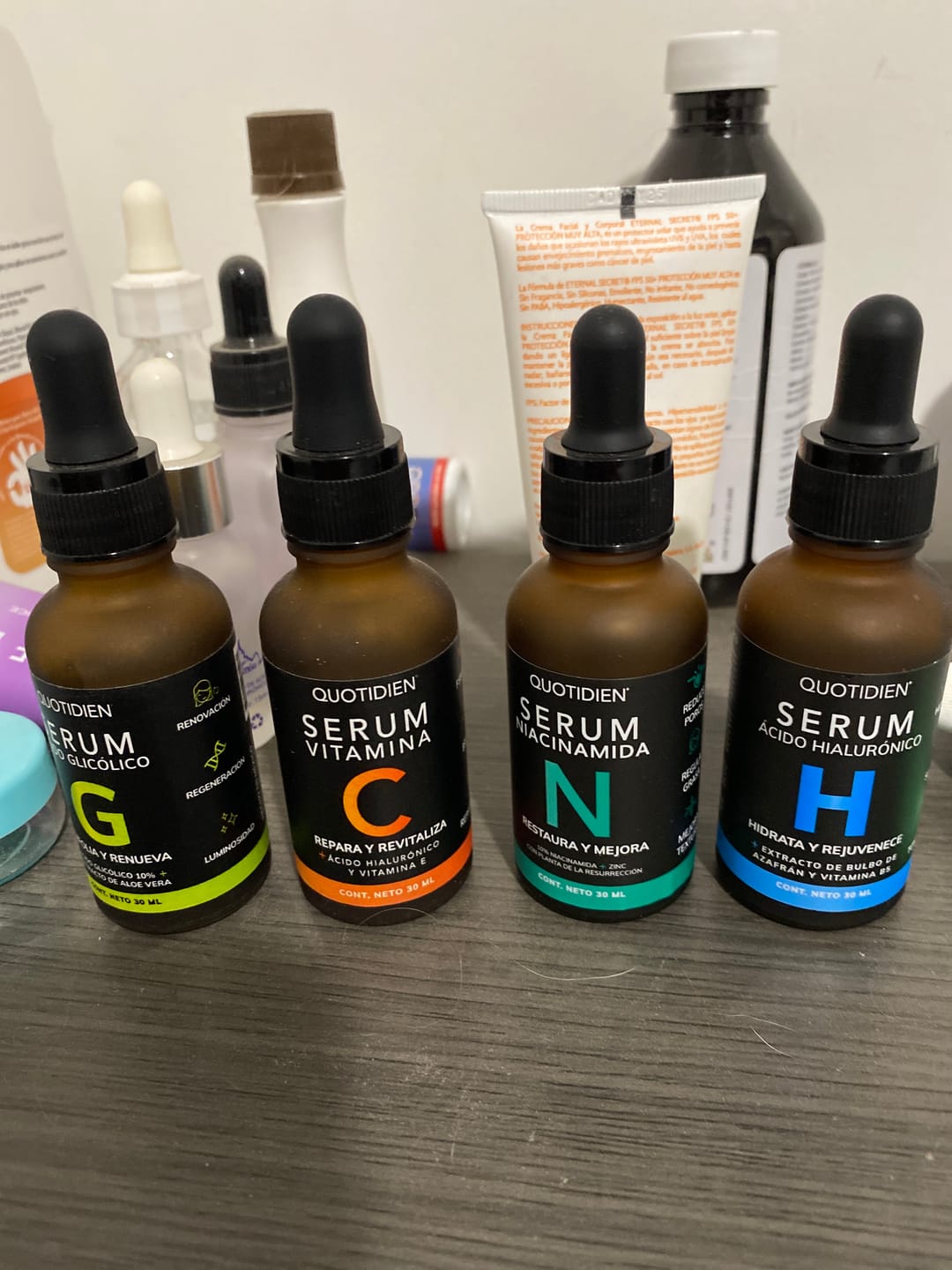 Customer photo review of NUEVO: Kit Los 4 Fantásticos (44% OFF) - Serum de Vitamina C 30ml + Serum de Niacinamida 30ml + Serum Ácido Glicólico 30ml + Serum de Ácido Hialurónico 30ml