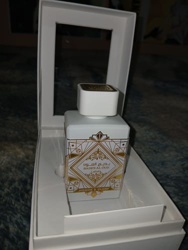 Reseña con foto de un cliente sobre Perfume Unisex Lattafa Bade'e Al Oud Honor & Glory 100ml EDP