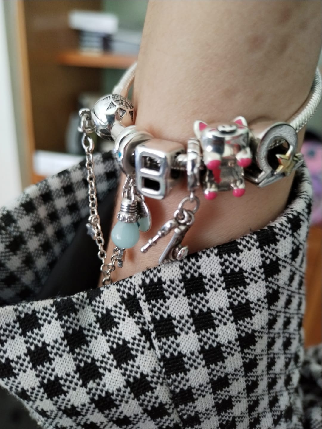 Customer photo review of Pulsera Huella de Perrito Diamantes