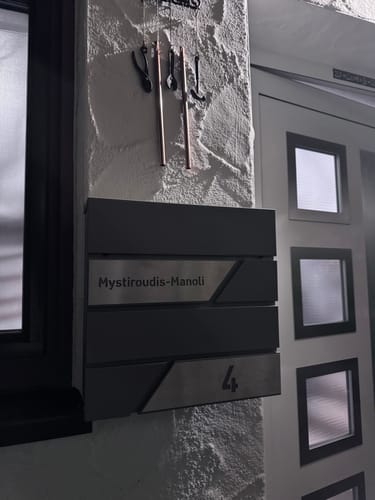 Customer photo review of AlbersDesign Briefkasten B1 in Graualuminium (RAL9007) personalisiert mit Edelstahl-Schildern