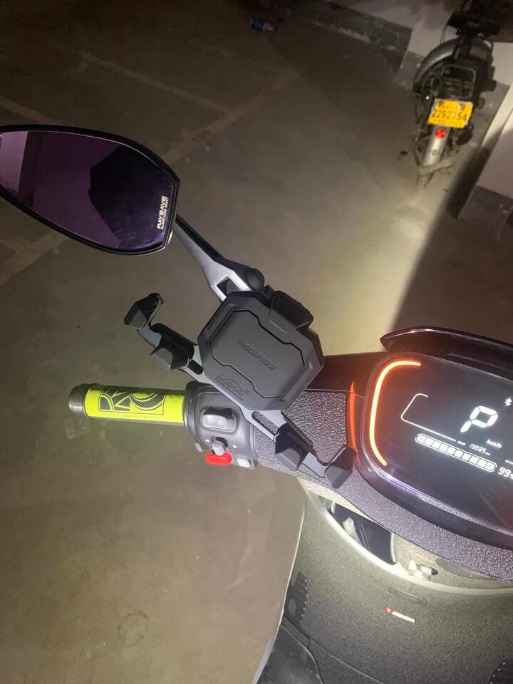 Customer photo review of LOBOO PH06 Anti-Vibration Phone Mount - Magnetic Damping + 15W Wireless Charging - Aluminum Motorcycle Holder (Fits 4.7"-7.2" Phones)