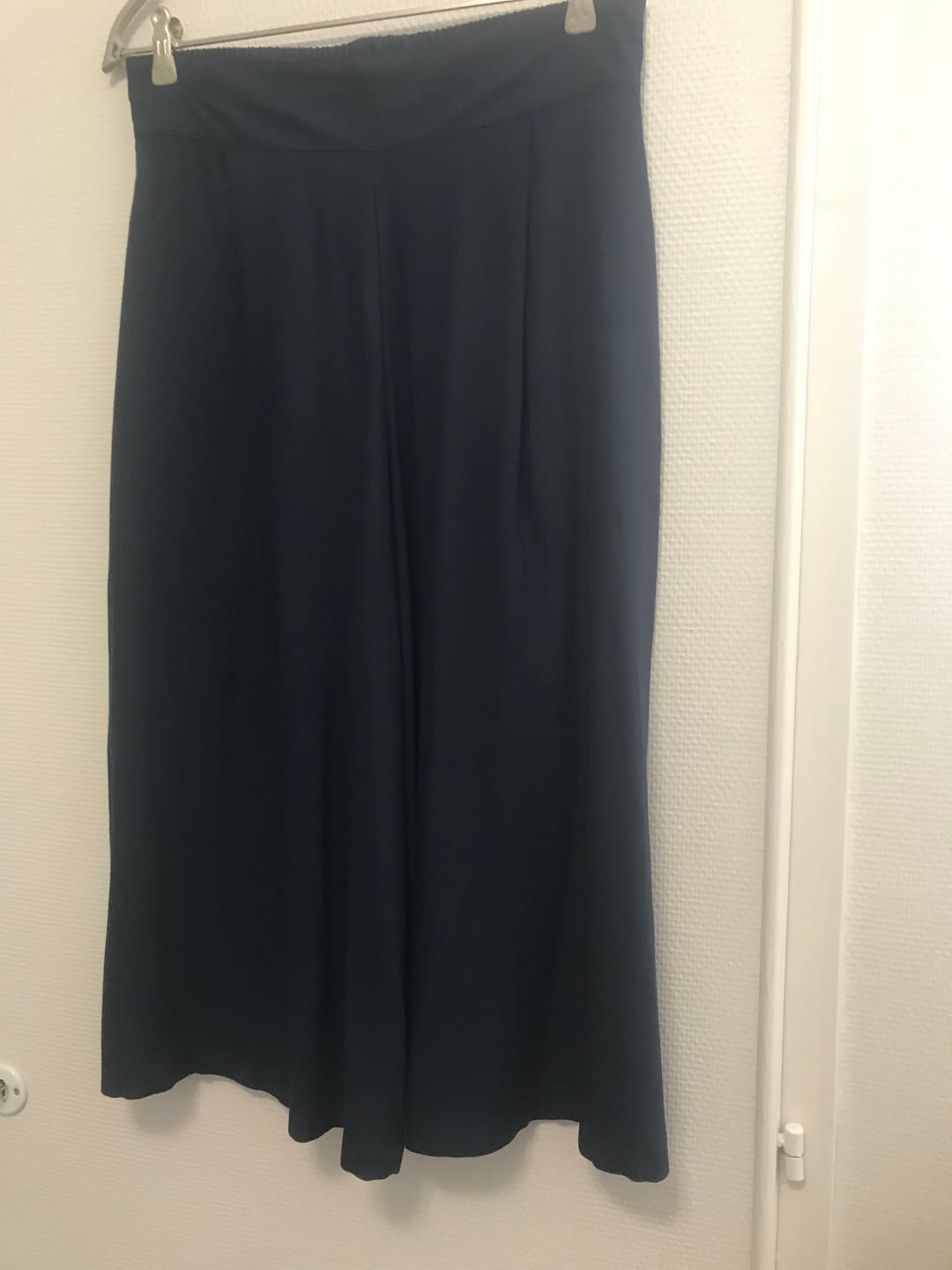 Customer photo review of Jupe culotte Arielle en sergé de viscose bleu marine