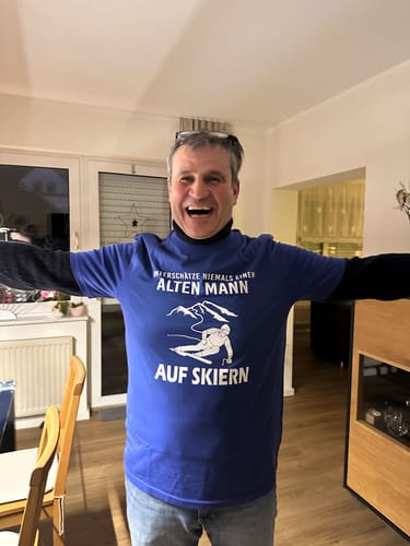 Customer photo review of UNTERSCHÄTZE NIEMALS EINEN ALTEN MANN AUF SKIERN - Herren Bio-Baumwolle T-Shirt