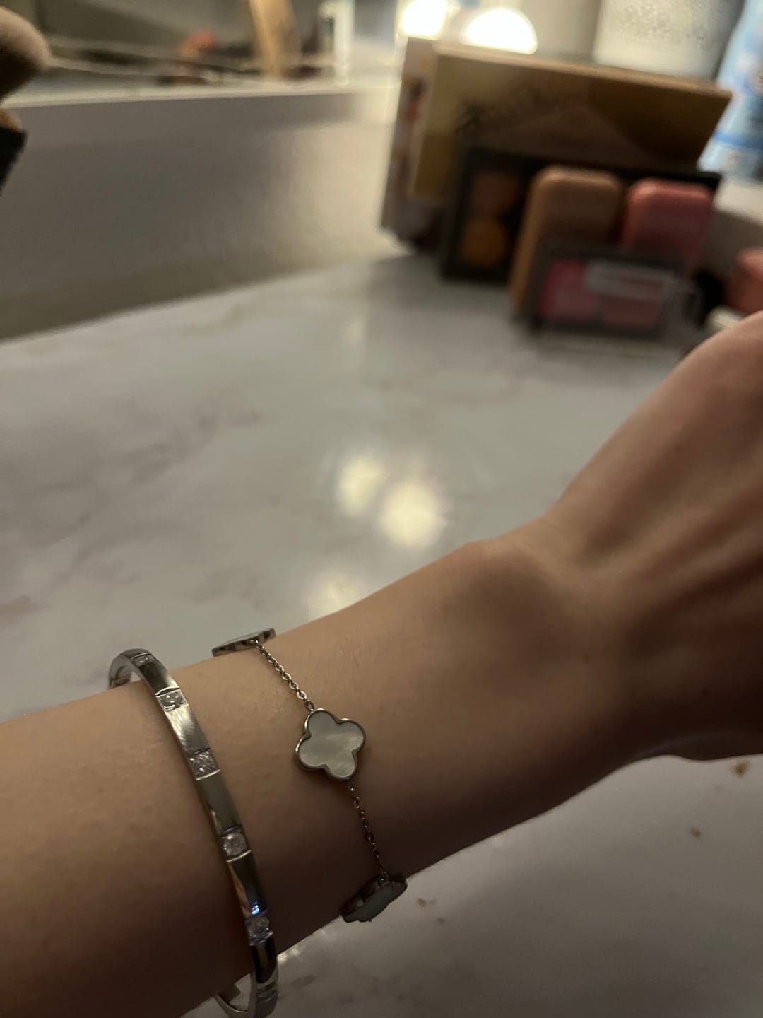 Customer photo review of Clover Perlmutt Armband | 18K vergoldet