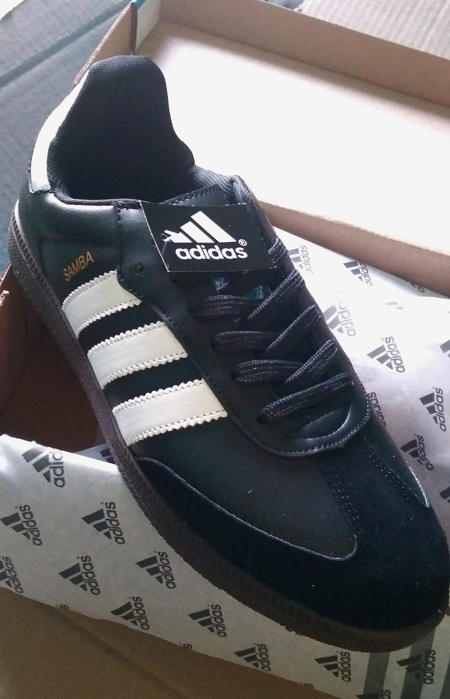 Customer photo review of Tenis Samba Negro Blanco