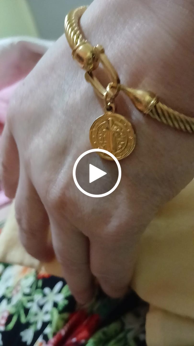 Customer video review of Bracelete Pingente São Bento Banhado em Ouro 18K