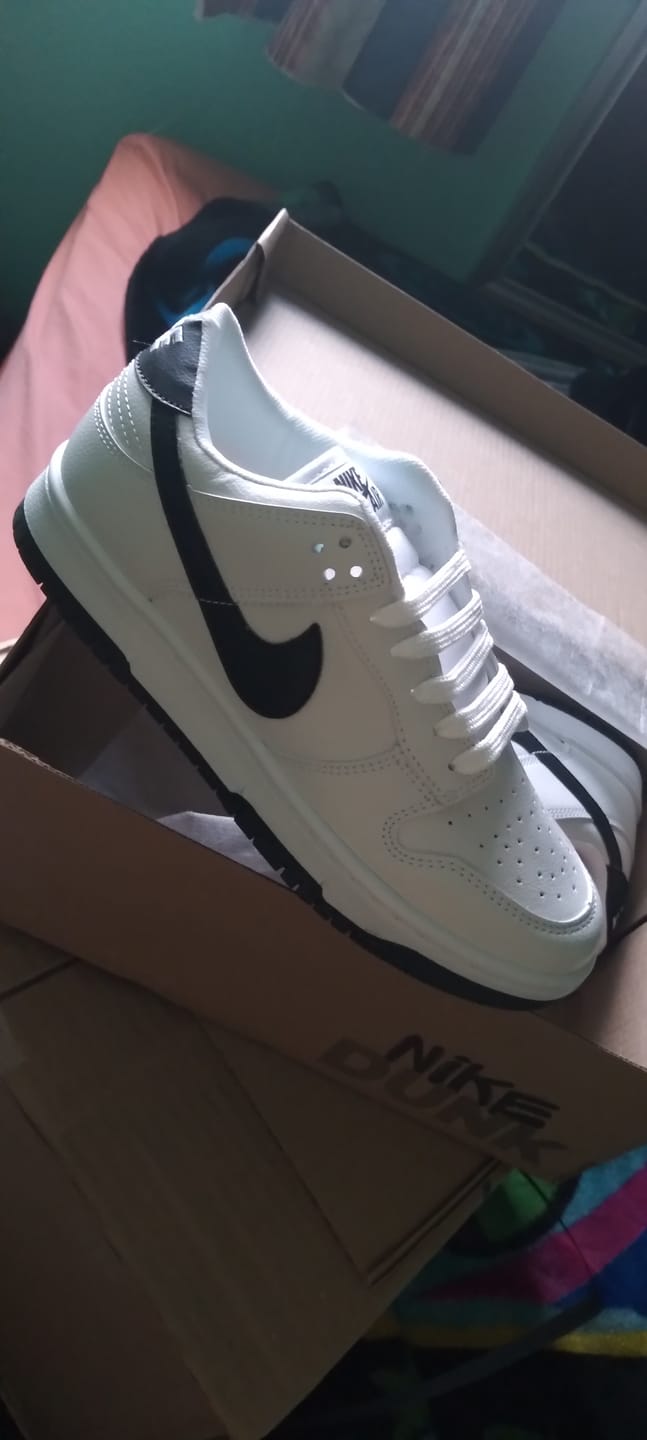 Customer photo review of Tenis Dunk Blanco Negro