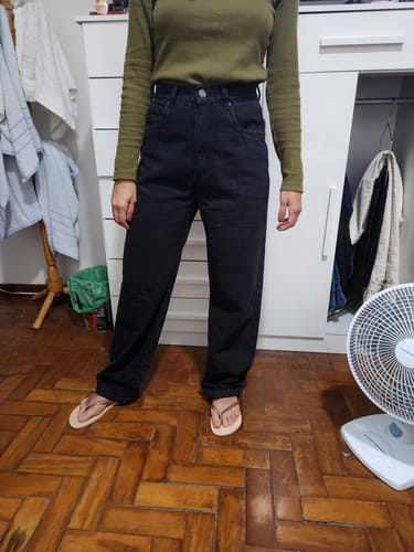 Karen C. review of Calça Jeans Reta Araçá Preta image 1 out of 1