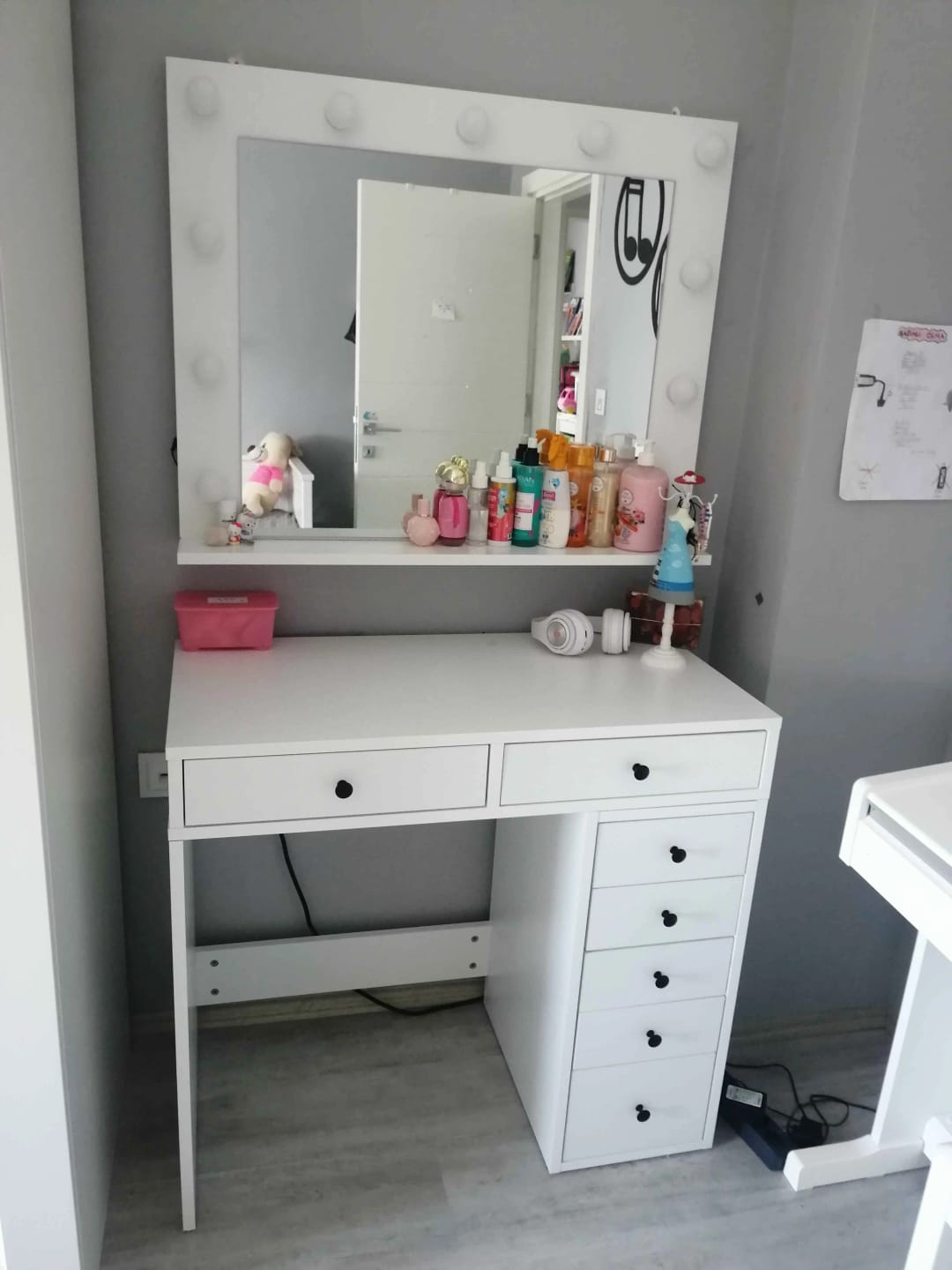 Customer photo review of Rani BJ115 Hollywood Işıklı Aynalı Kulis Makyaj Masası 7 Çekmeceli Takı Düzenleyici Beyaz