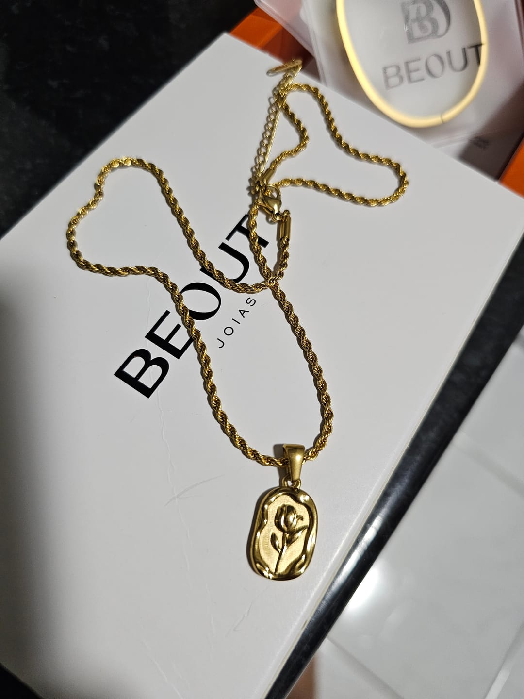 Customer photo review of Colar de Rede Baiana com Pingente de Rosa Banhado em Ouro 18k