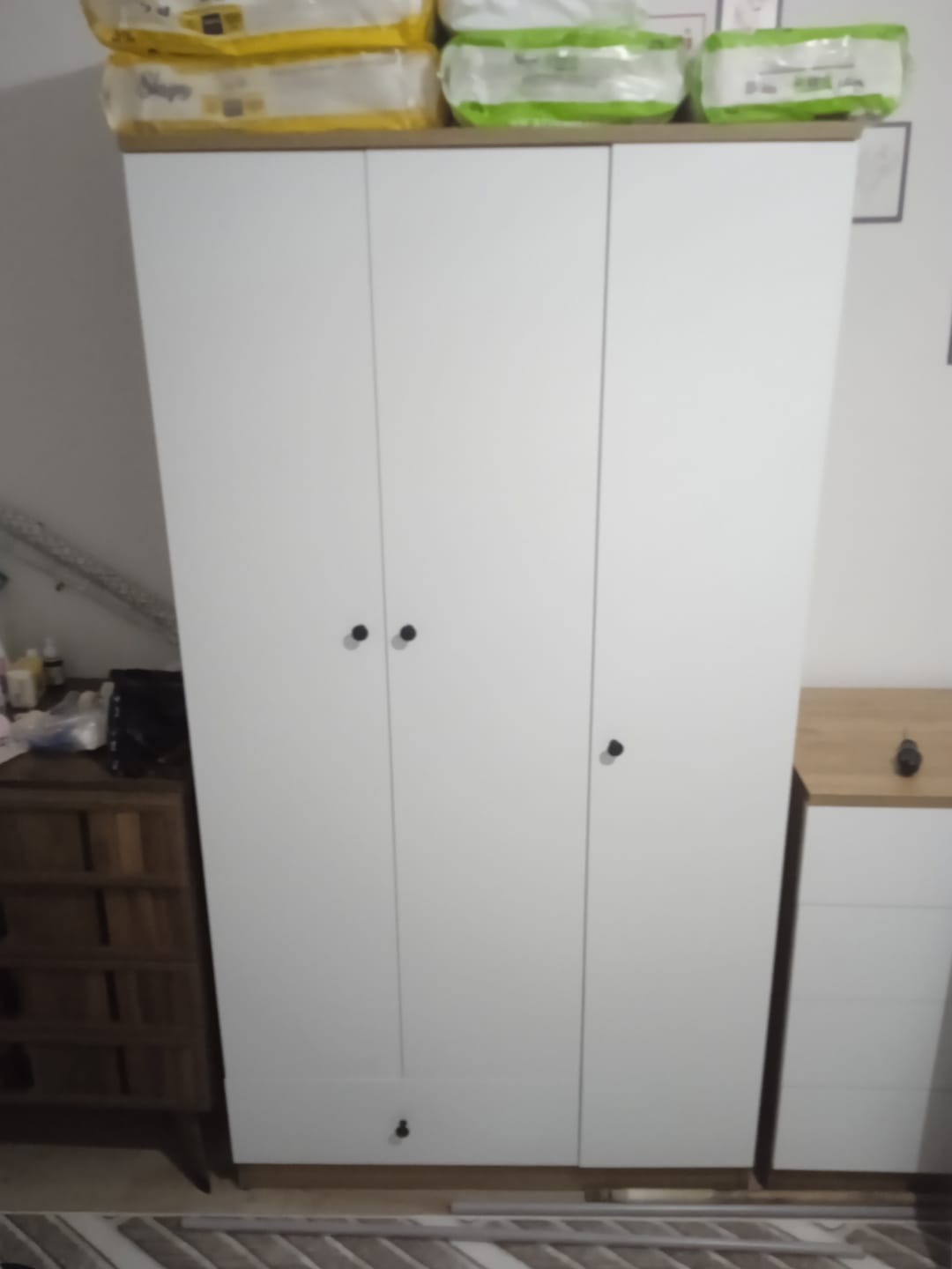 Customer photo review of Rani BA117 Gardırop Elbise Dolabı 3 Kapaklı 1 Çekmeceli 6 Raflı 1 Askılı Sepet Ceviz - Beyaz