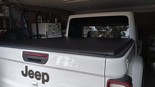 Customer photo review of Tri-Fold Soft Tonneau Cover for Jeep Gladiator 2020-2025 - UniUte