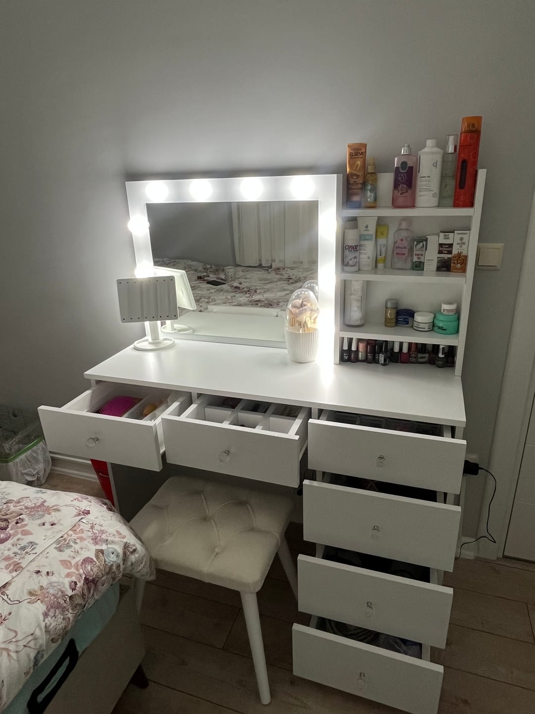 Customer photo review of Rani BJ162 Hollywood Işıklı Aynalı Kulis Makyaj Masası 6 Çekmeceli Takı Düzenleyici Puf Takım Beyaz