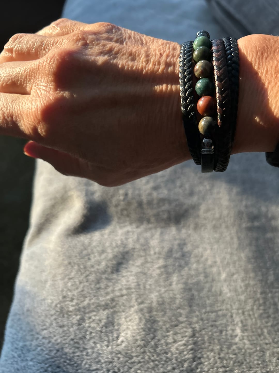 Customer photo review of Buddha Stones Tigerauge Lavastein Schwarzer Onyx Lazurit Hämatit Perle Positive Lederarmband