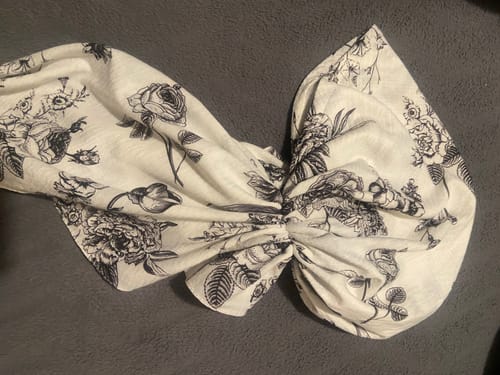 Customer photo review of Fleur Noire Light Crinkle Pre-Tied Scarf