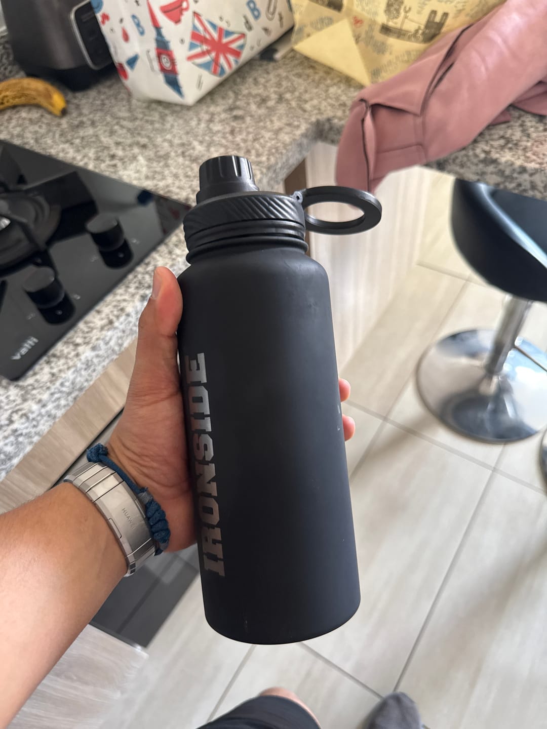 Customer photo review of Botella de Agua con Soporte Magnético para Celular 1 lt IRONSIDE