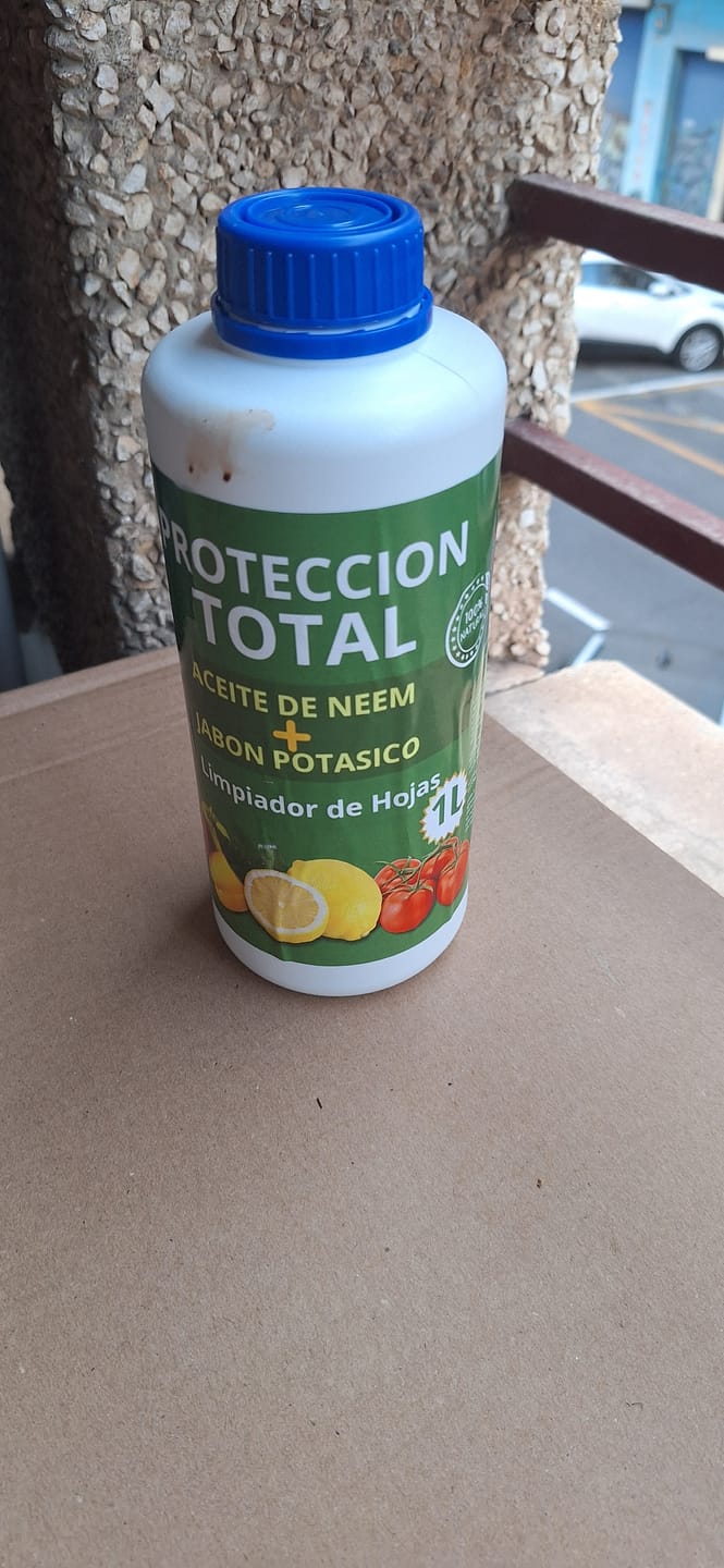 Customer photo review of FERTIBONO PROTECCION TOTAL Jabón Potásico y Aceite de Neem – Cuidado Natural 100% para Plantas | 1L | Fortalece, Limpia y Equilibra | Ideal para Huertos y Jardines Ecológicos