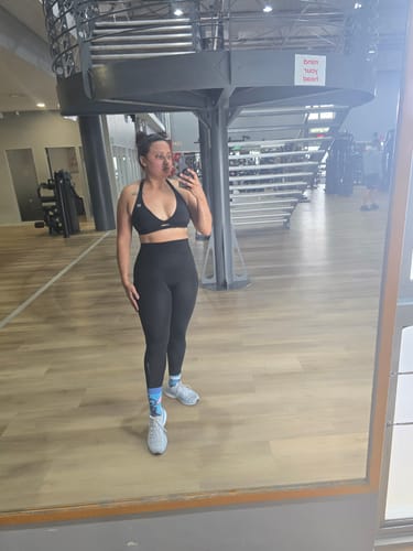 Customer photo review of Black Workout Sets 2 Piece Twist Exercise Gym Yoga Outfit