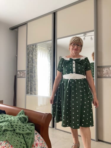 Avis photo d'un client sur Robe patchwork verte à pois et nœud papillon des années 1940