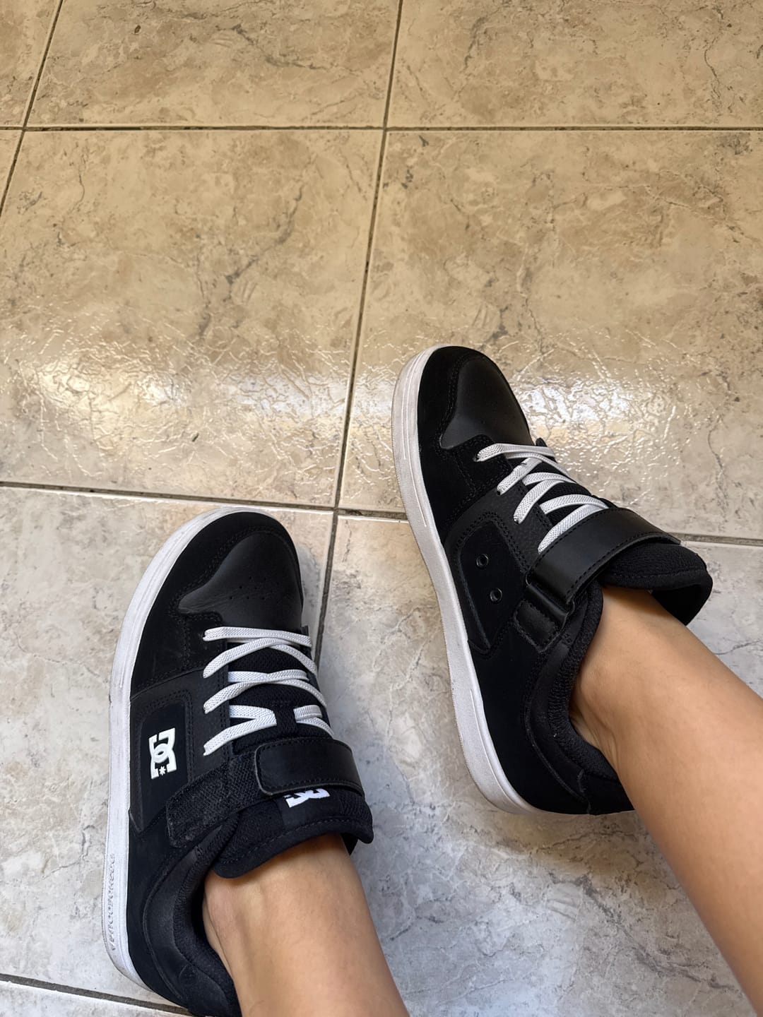 Customer photo review of Zapatillas Dc Niño Manteca 4 V Negro Blanco