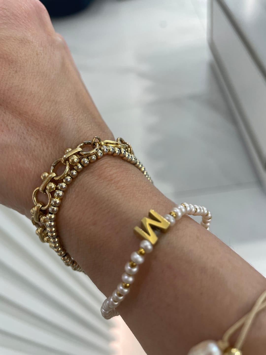 Customer photo review of Pulsera Inicial Con Perlitas y Bolitas Doradas