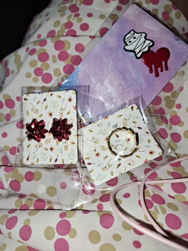 Customer photo review of Aretes de moño rojo