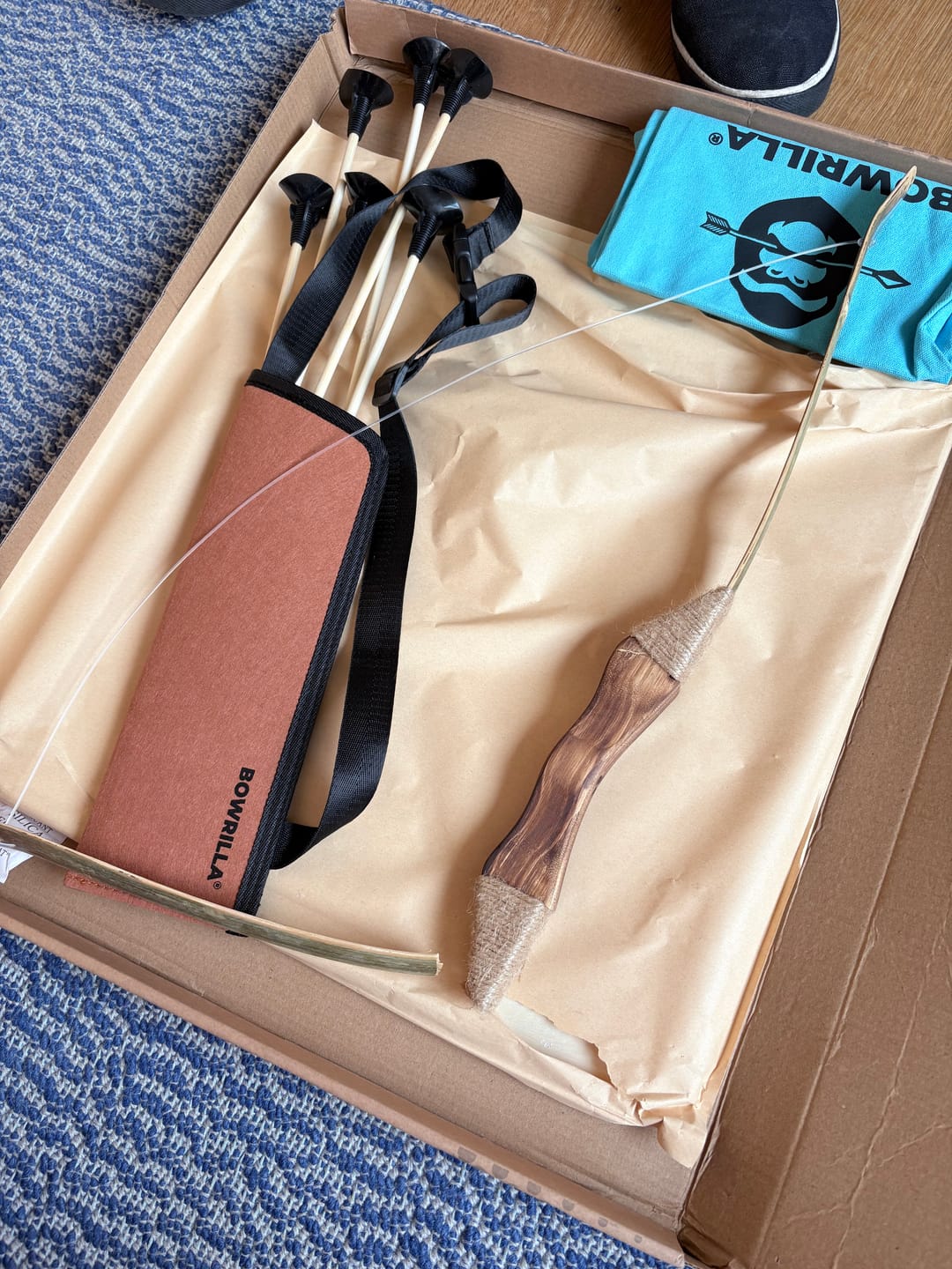 Customer photo review of Holzbogen Set mit 6 Saugnapf-Pfeilen, Zielscheibe, Köcher und Tasche