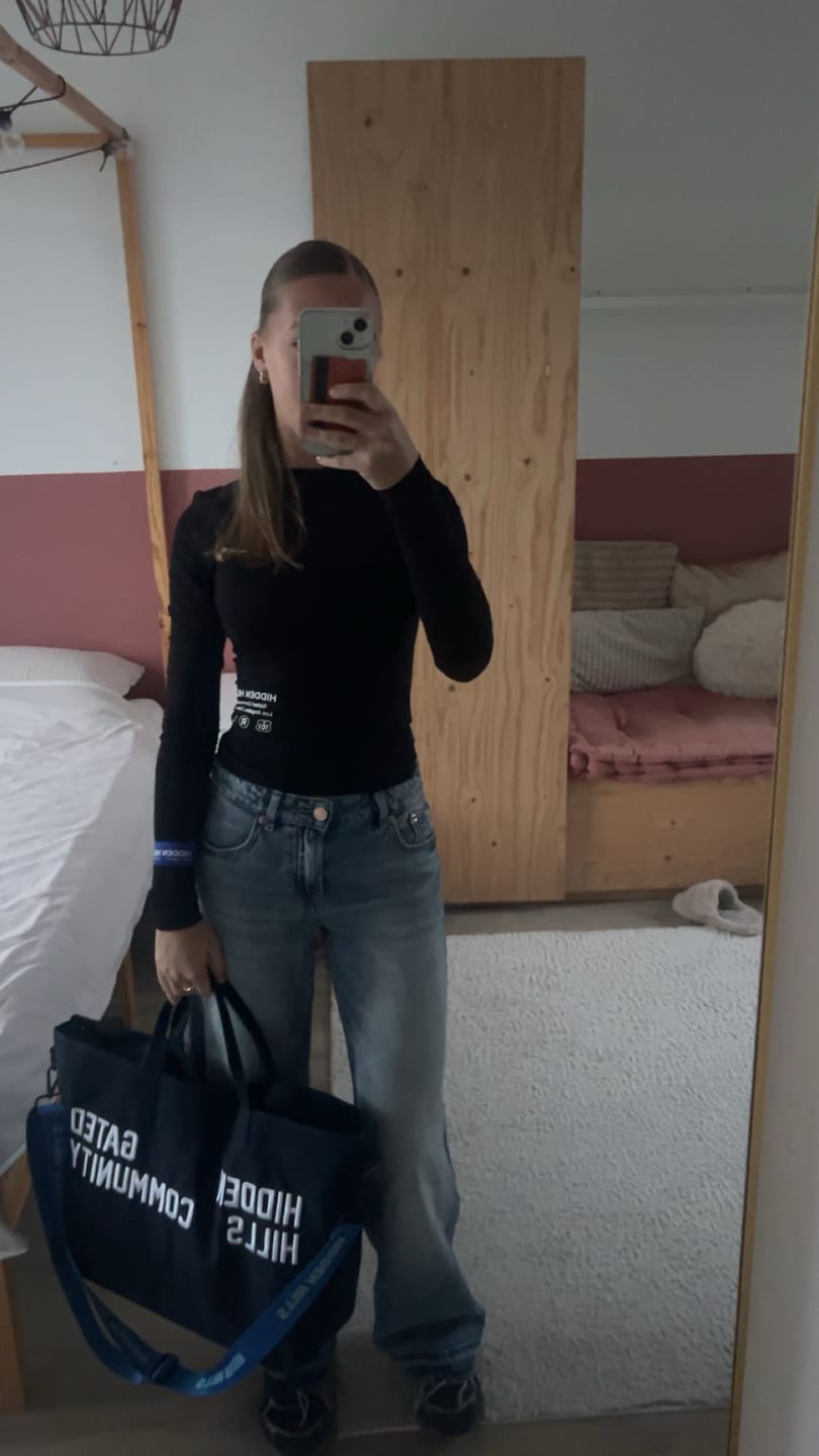 Customer photo review of LABEL LONGSLEEVE TOP BLACK