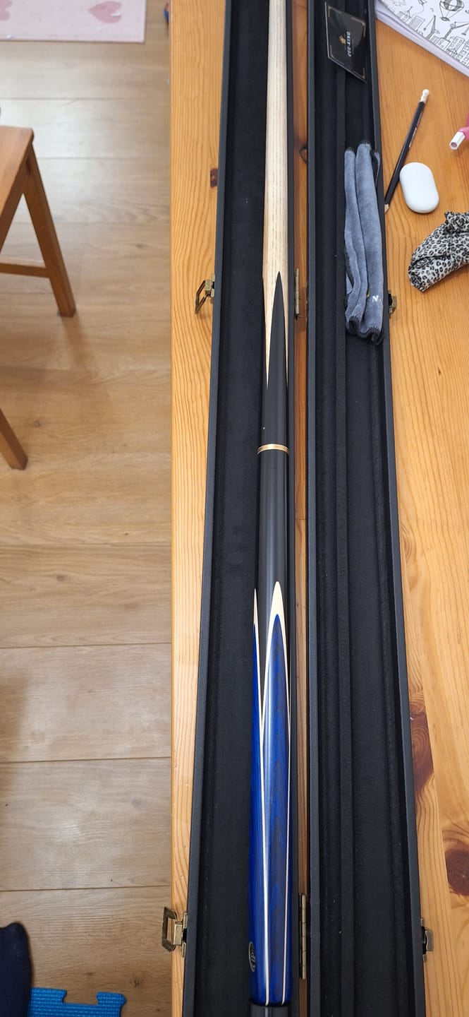 Customer photo review of Cue-King Pro Series 001 57" 19oz Snooker and Pool Cue 3/4 Jointed with Case and Extension