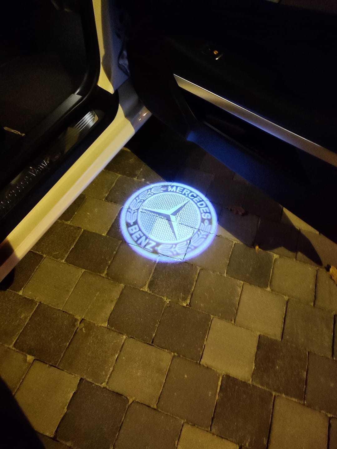 Customer photo review of Projecteur Led Porte Logo Mercedes