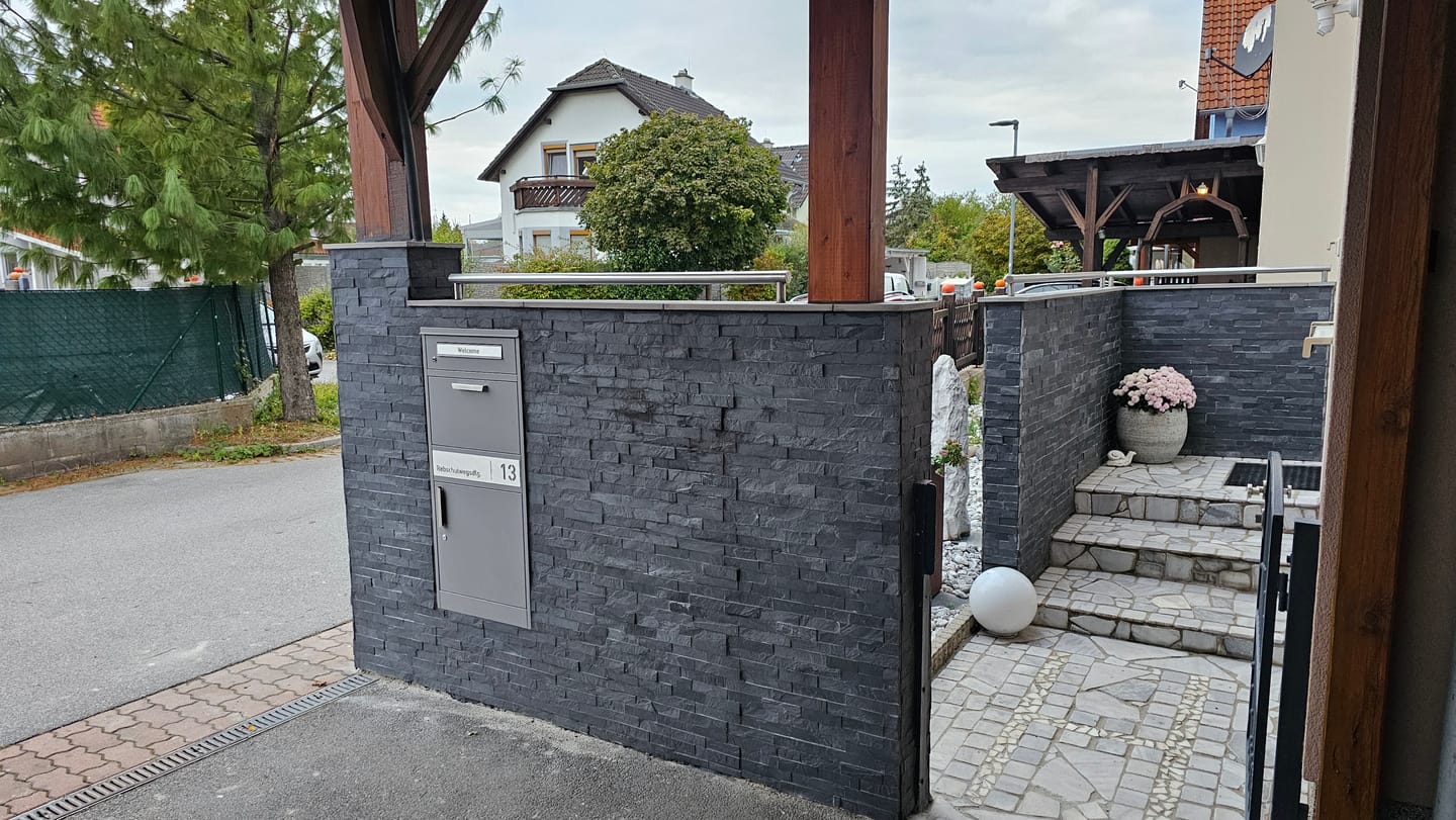 Customer photo review of Paketbox PB1 mit Briefkasten | graualuminium - RAL9007 | personalisiert mit Edelstahl-Schild