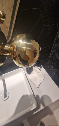 Customer photo review of Pomo redondo de latón en acabado dorado brillo para puertas de entrada