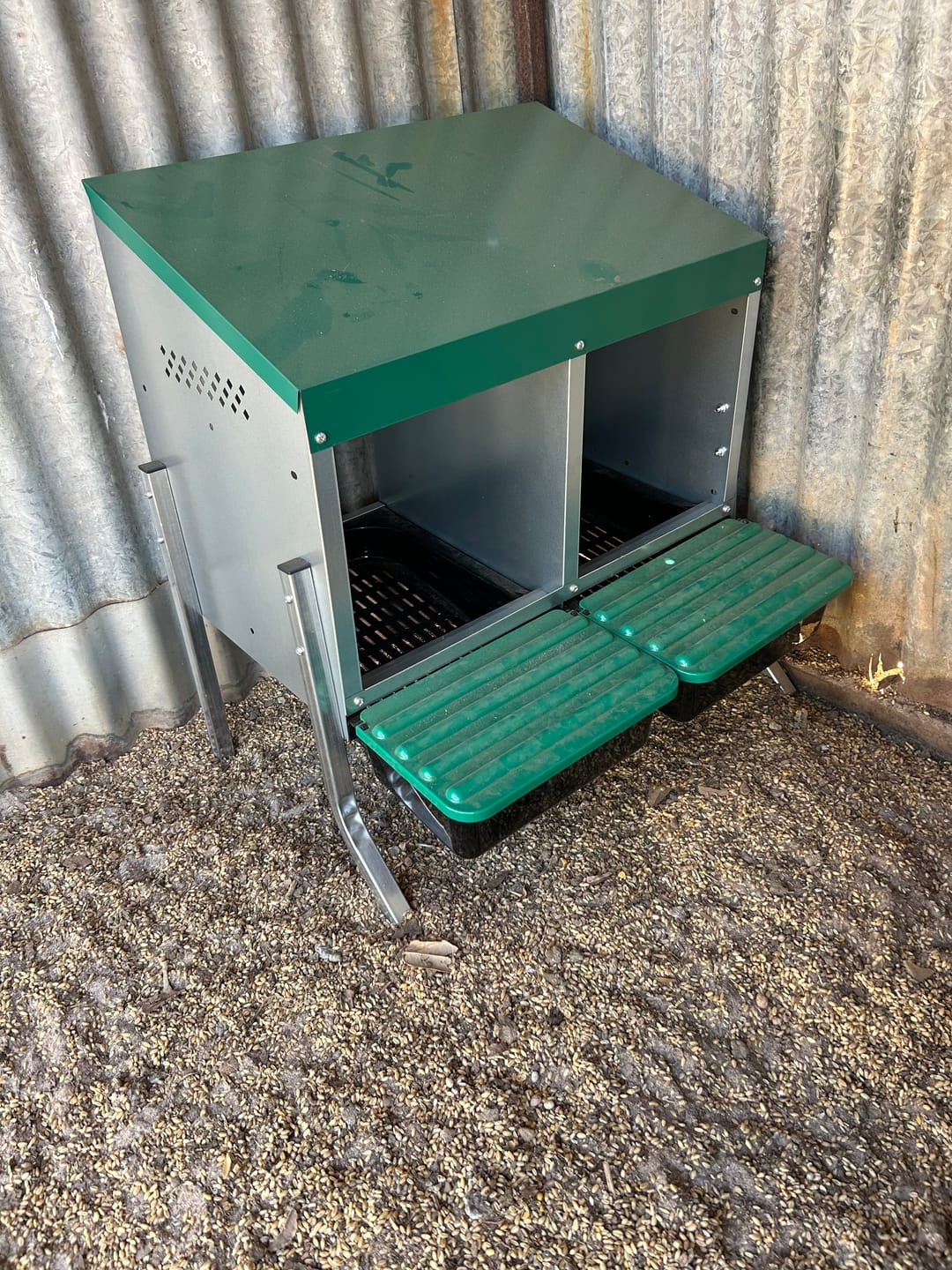 Customer photo review of Pets Gear Metal Chicken Laying Nest Box Roll Away Green