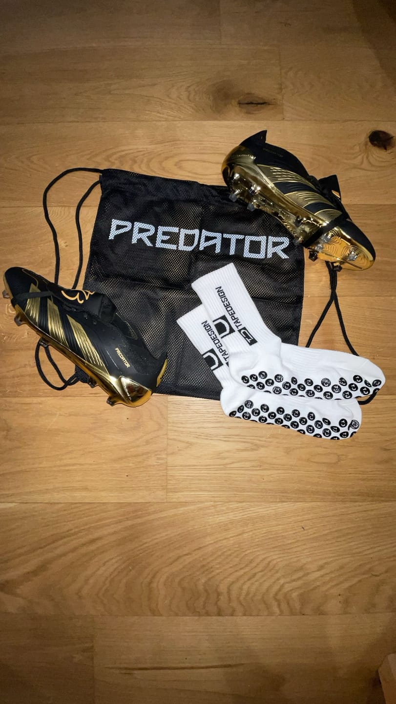 Customer photo review of Predator 24 Elite Fold-over Tongue FG Belligold - Noir/Doré ÉDITION LIMITÉE