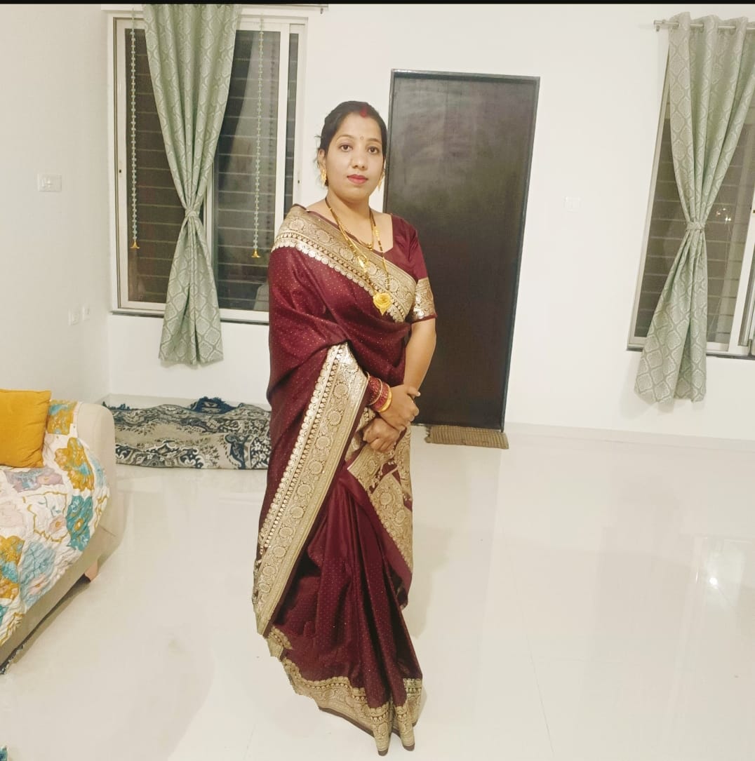Customer photo review of Wine Royal Plain Siroski Stone Katan Silk Banarasi Saree
