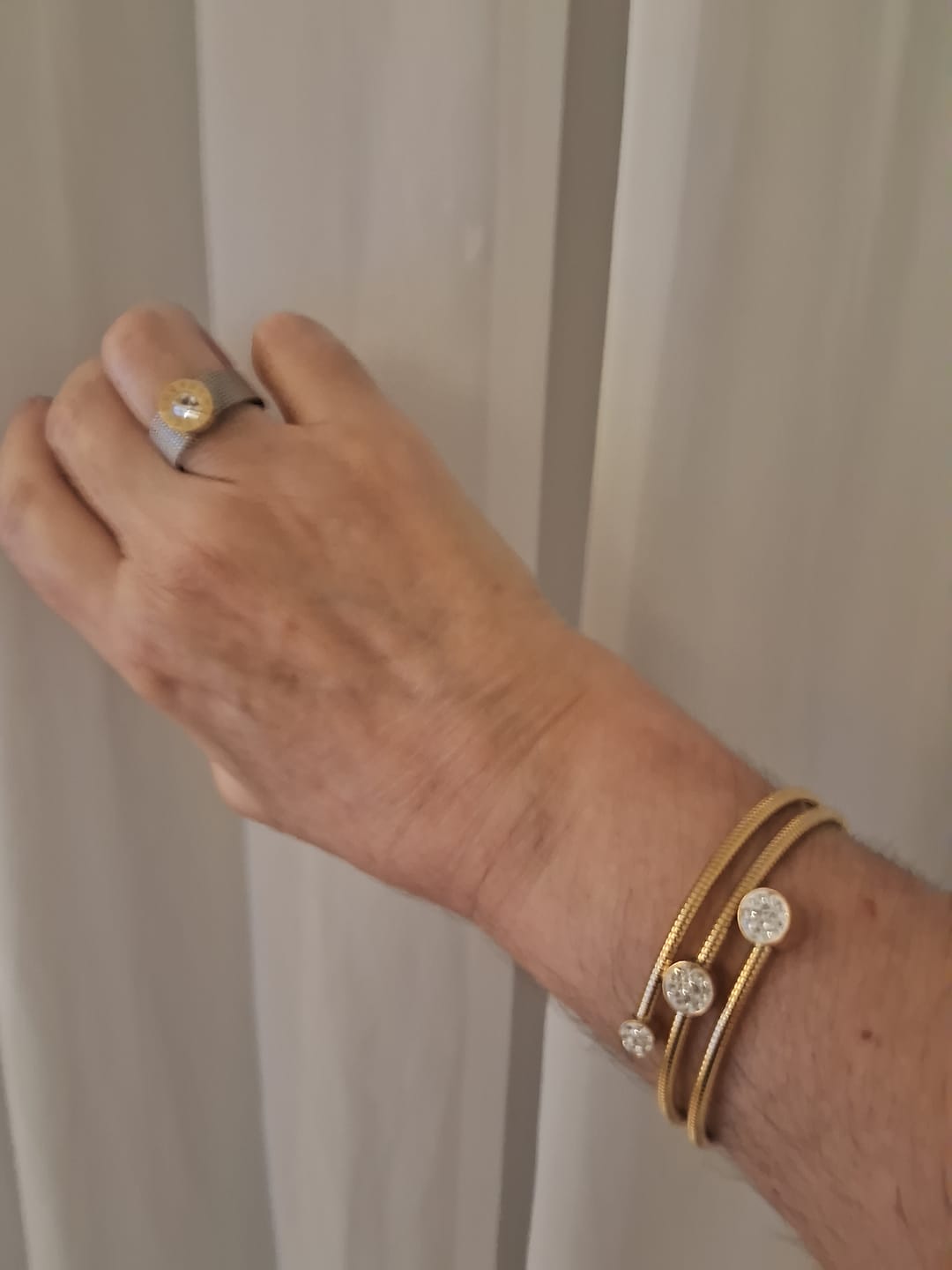 Customer photo review of Bracelete Espiral Cristais Banhado em Ouro 18k