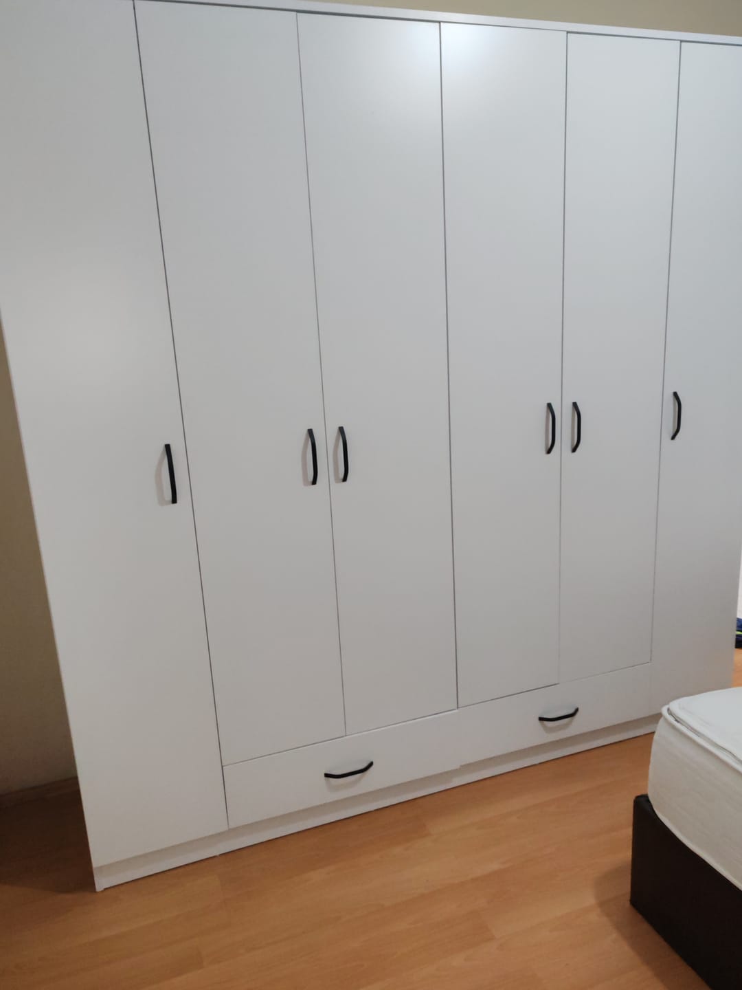 Customer photo review of Rani BA134 Geniş Gardırop Elbise Dolabı 6 Kapaklı 2 Çekmeceli 14 Raflı 2 Askılı Beyaz