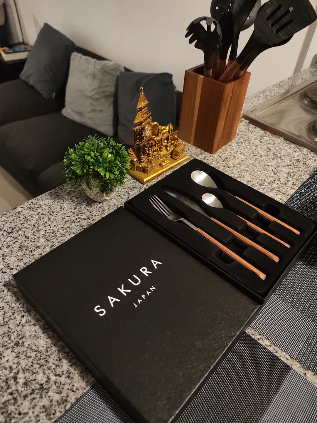 Customer photo review of Set Cubiertos Sakura Wood Mate Acero Inoxidable 24 Piezas