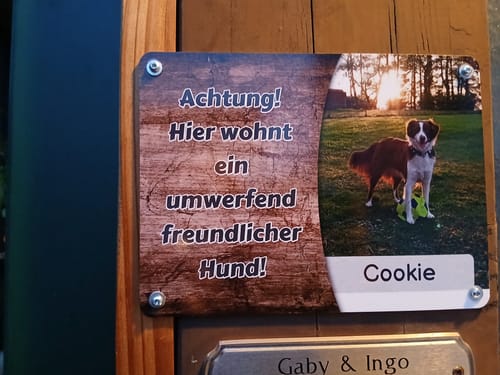 Customer photo review of Hunde-Türschild personalisiert mit Foto & Text (UV- und wetterfest)