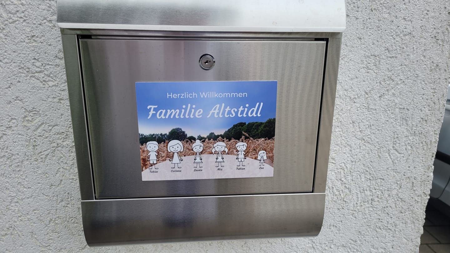 Customer photo review of Familien Türschild (UV- und wetterfest) inkl. Klebebefestigung