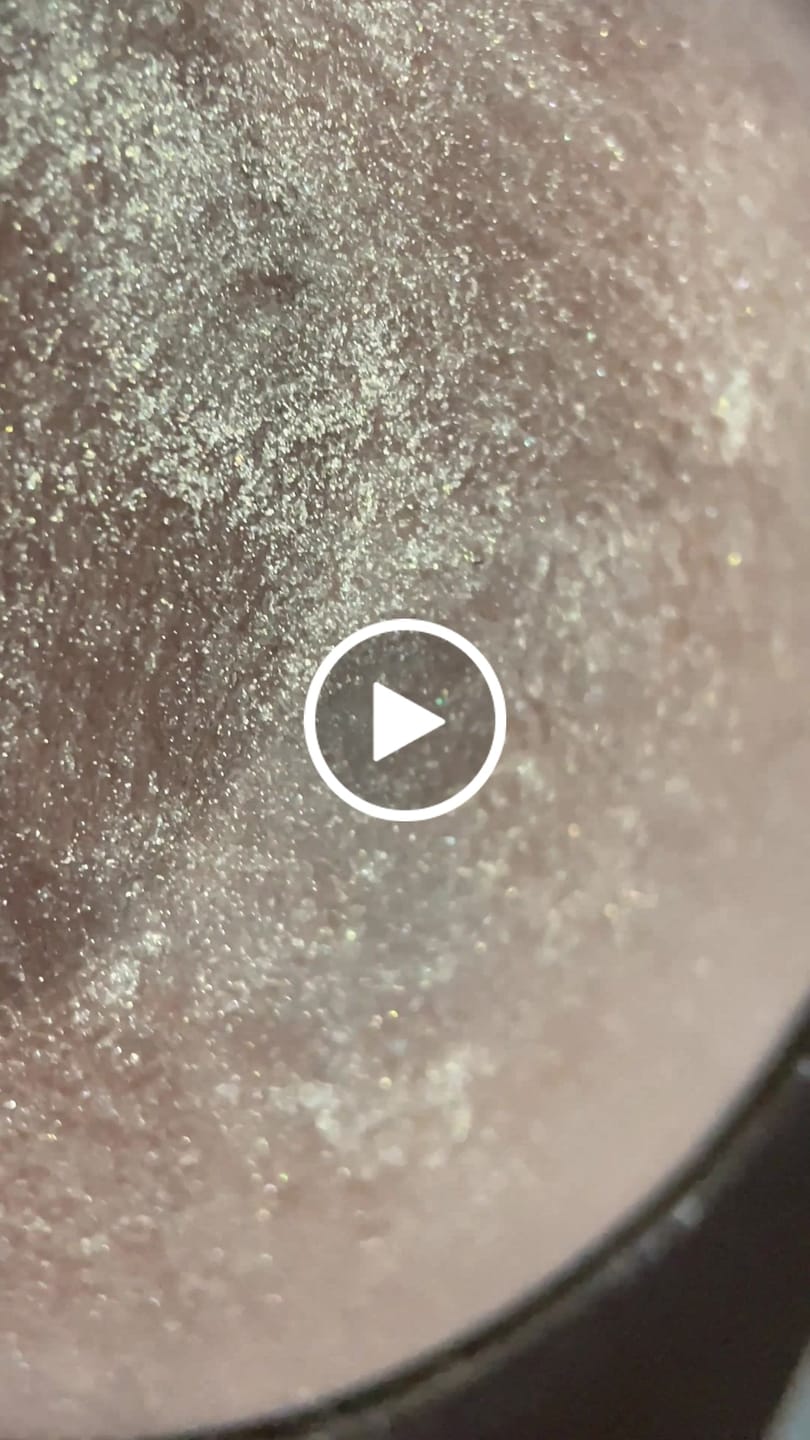 Customer video review of Iluminator pudra cu textura ultrafina